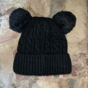 Small black double Pom Pom hat
Good condition 
Small